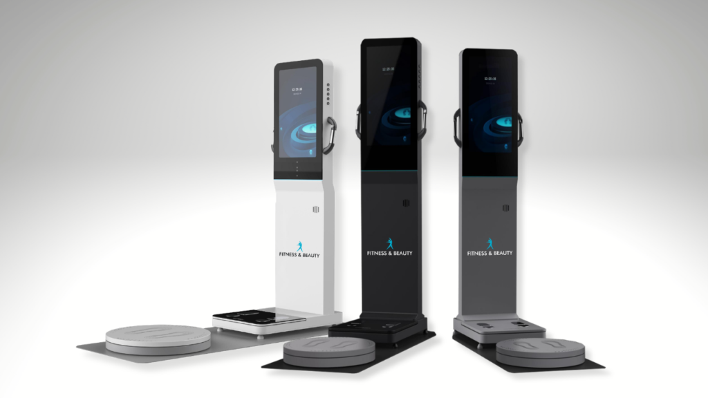 Tre eleganti chioschi per la scansione del corpo, due neri e uno bianco, con display digitali.