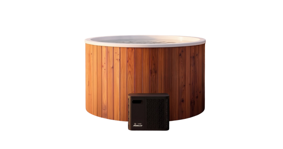 Una vasca nordica rotonda in legno con un riscaldatore esterno nero.